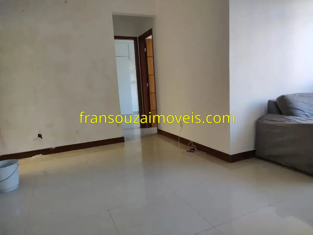 PITUBA, ALUGA-SE, APARTAMENTO COM DOIS QUARTOE COM SUITE SEM MOBILIA.